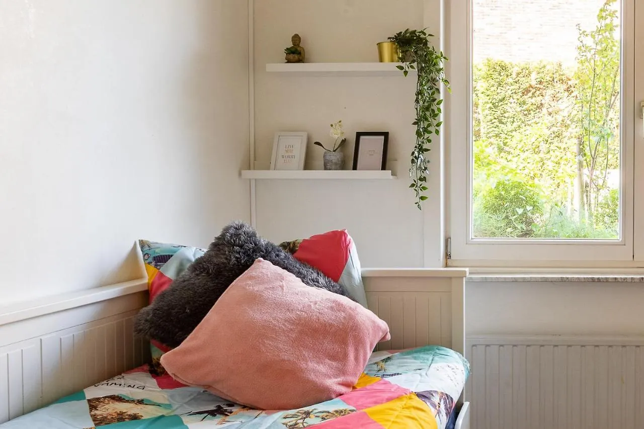 Luxe Apt With Parking & Garden In Wilrijk Amberes 0*,  Bélgica